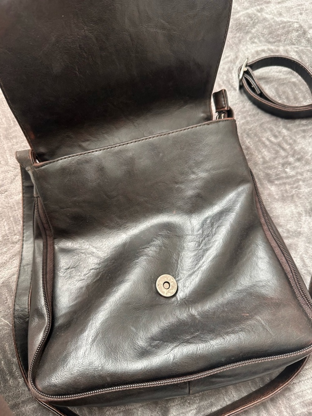 Vintage Gucci Dark Brown Leather Messenger Bag with Silver Accent - Picture 2 of 8